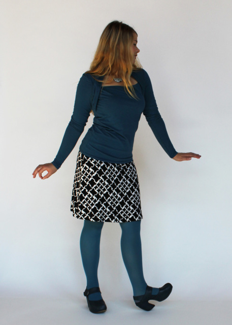 Travel Skirt in Retro Black and Cream Print, 